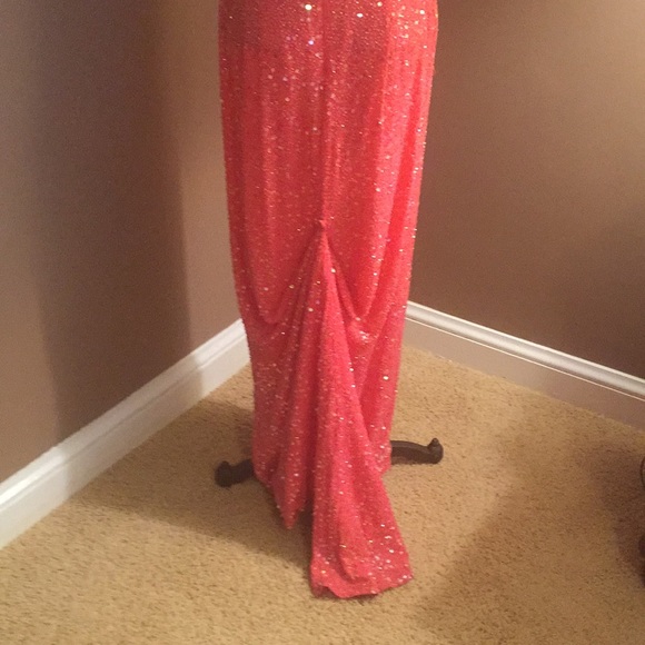 Gorgeous sequined gown with train - Picture 3 of 3